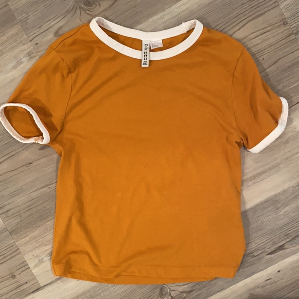 Women’s short sleeve shirt.